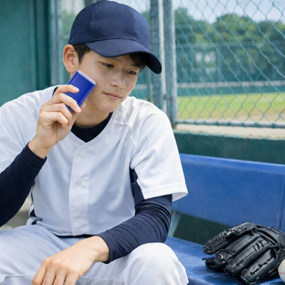 スティック型UVの塗布シーン(野球)