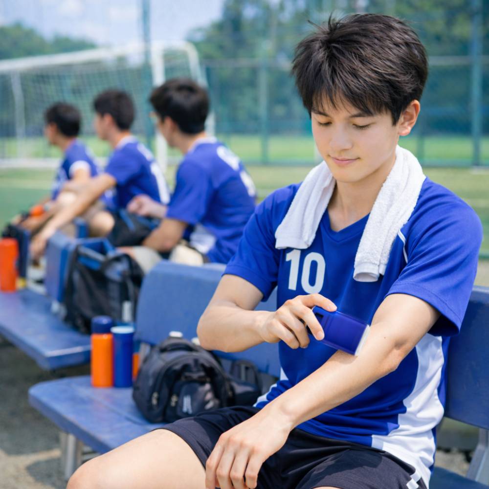 スティック型UVの塗布シーン(サッカー)